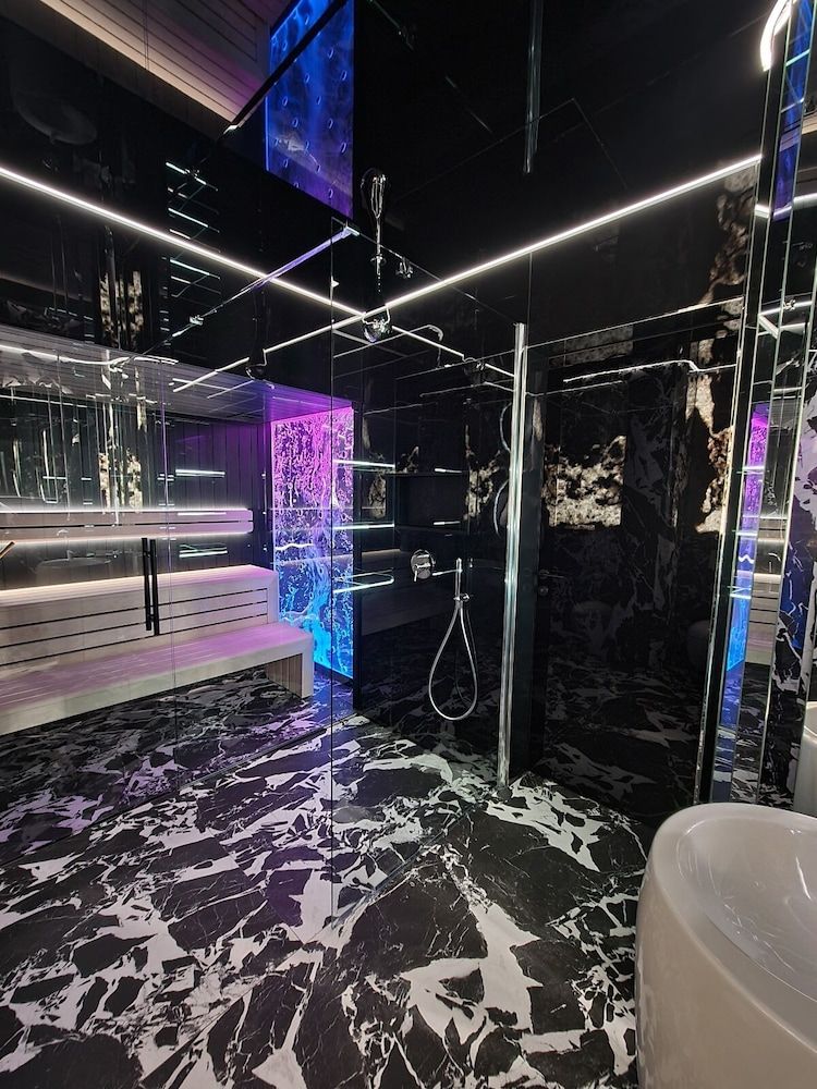 Apartments in Sky Tower with Bathtub near the window Dubai Apartment with a hot tub and sauna