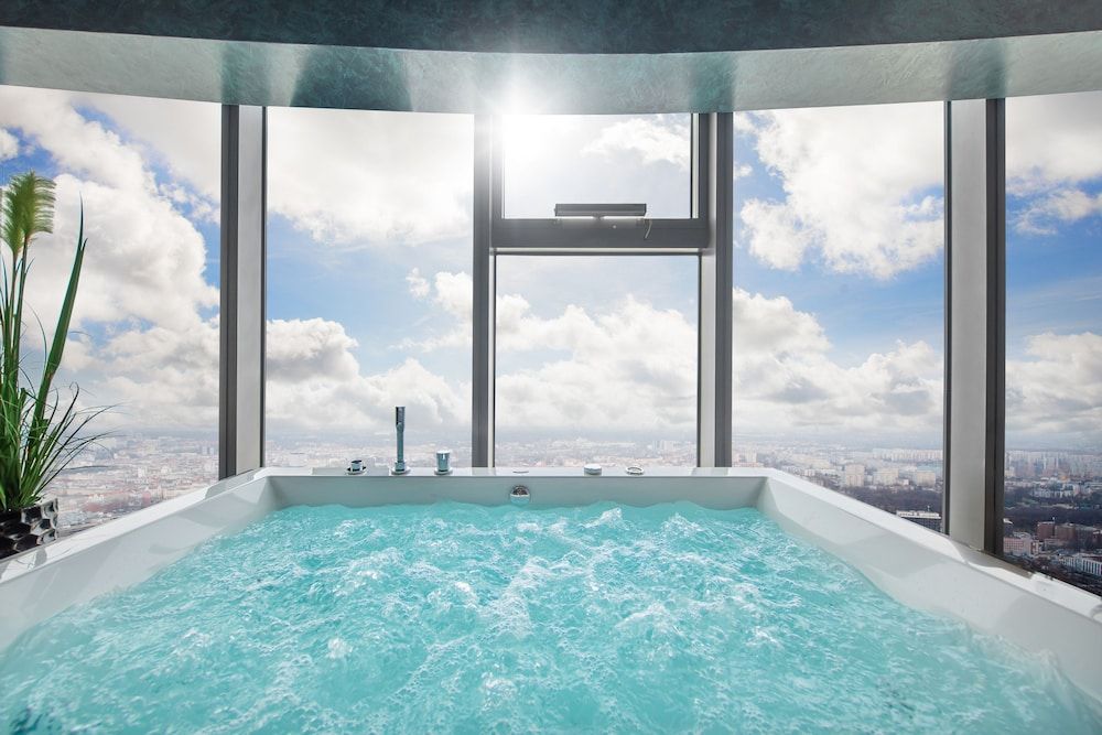 Apartments in Sky Tower with Bathtub near the window Deluxe Suite with hot tub 7