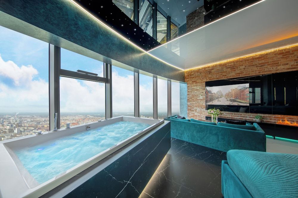 Apartments in Sky Tower with Bathtub near the window Deluxe Suite with hot tub 6