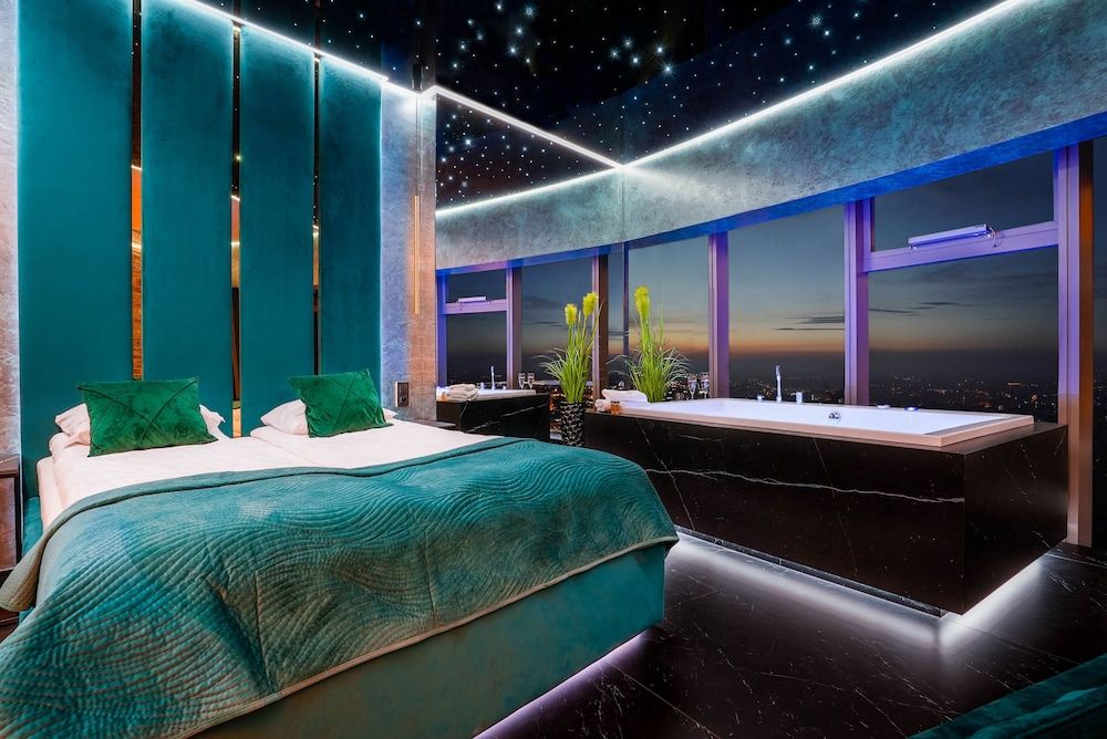 Apartments in Sky Tower with Bathtub near the window Deluxe Suite with hot tub 4