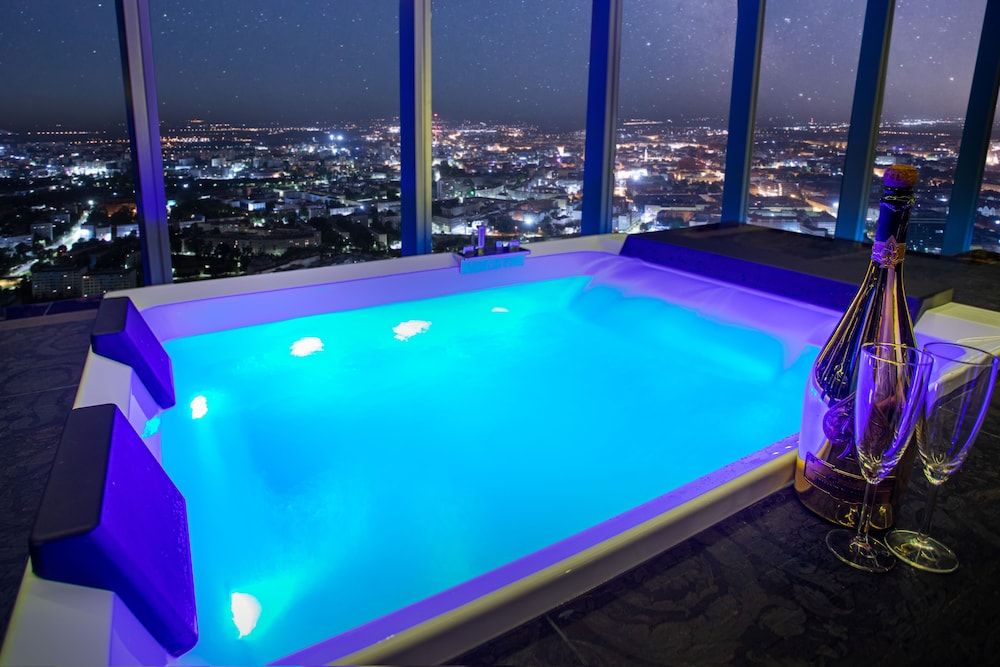 Apartments in Sky Tower with Bathtub near the window Deluxe Apartment with hot tub and sauna 3