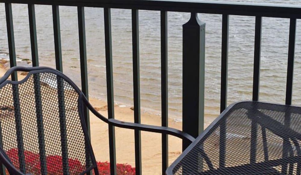 Beachfront Hotel Two Queens with Balcony Overlooking Lake 4