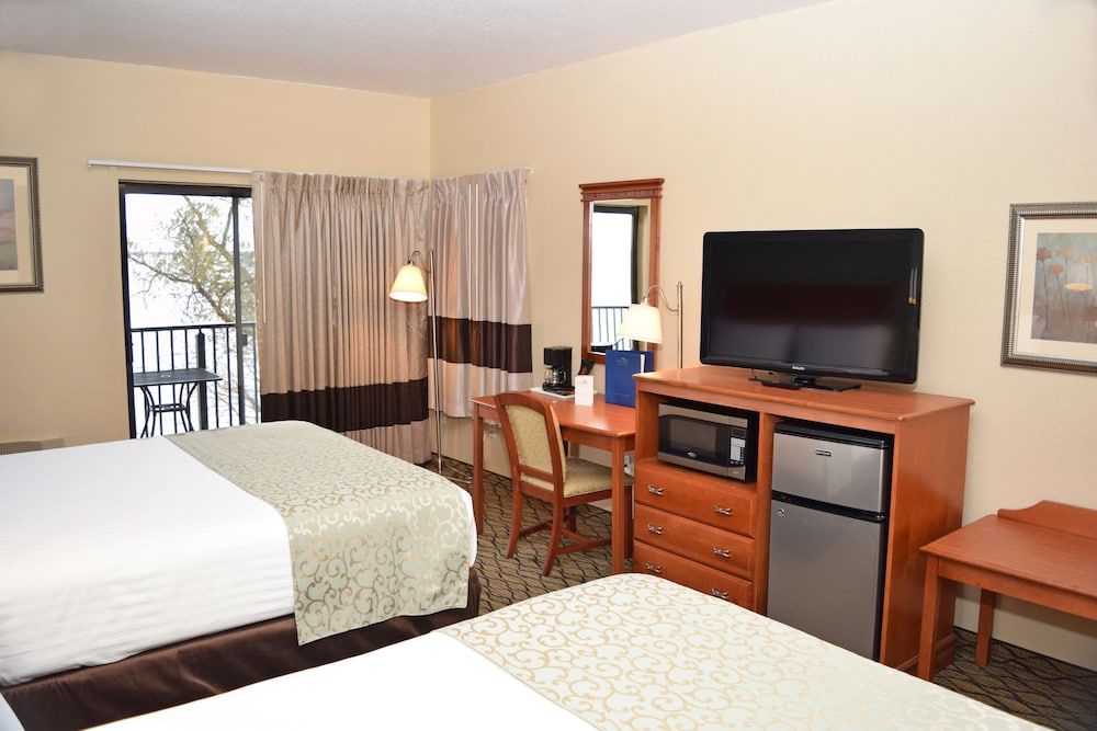 Beachfront Hotel Two Queens with Balcony Overlooking Lake 3