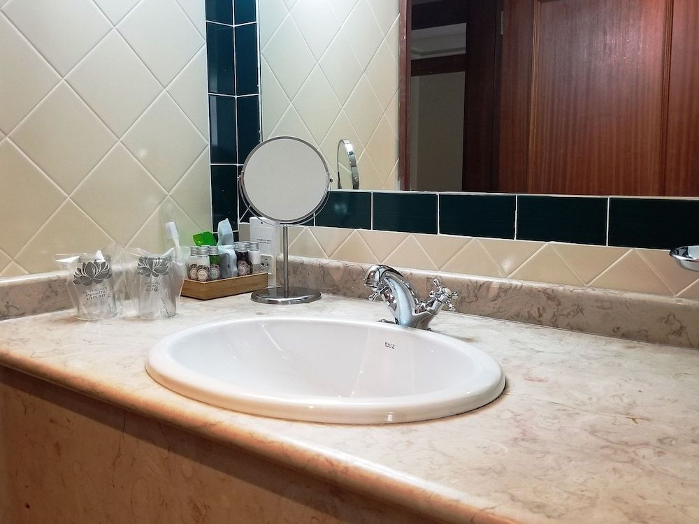 Lawrence's Hotel Double Room 4