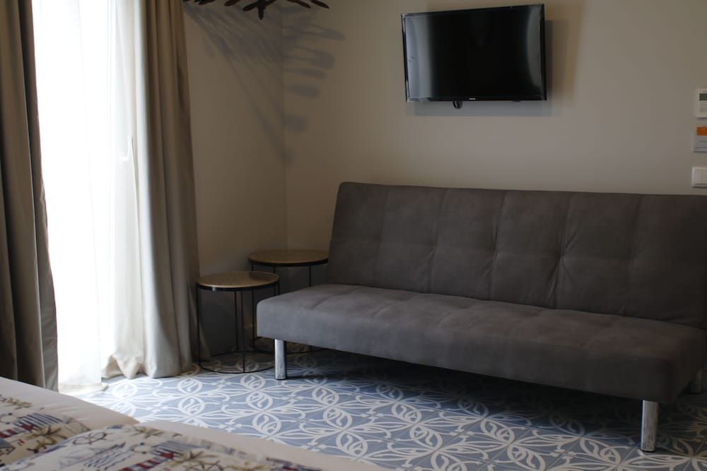 Royal Beach Hostel & Suites Triple Room 6