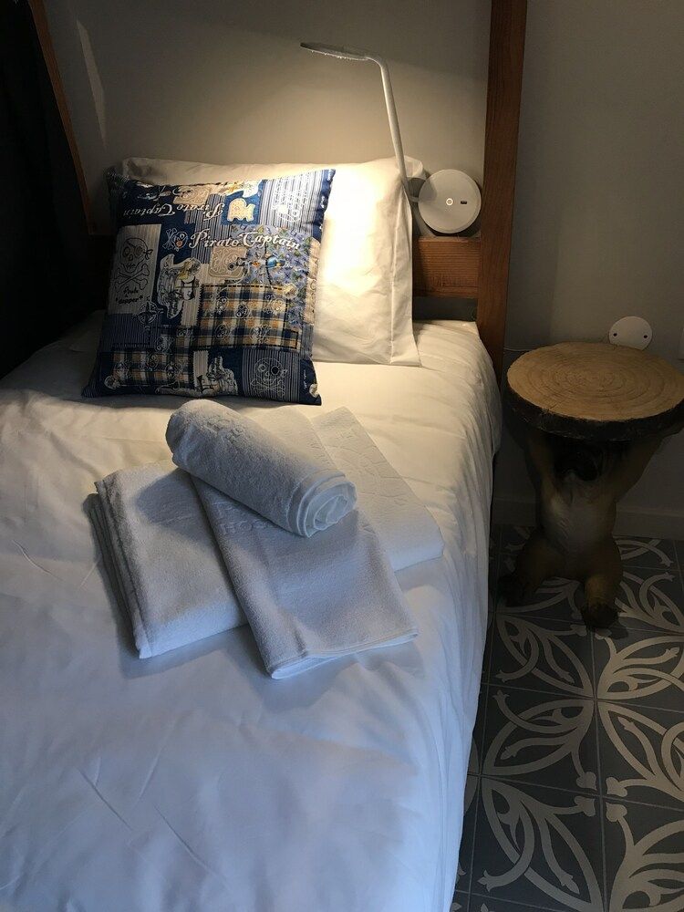 Royal Beach Hostel & Suites Shared Dormitory 4