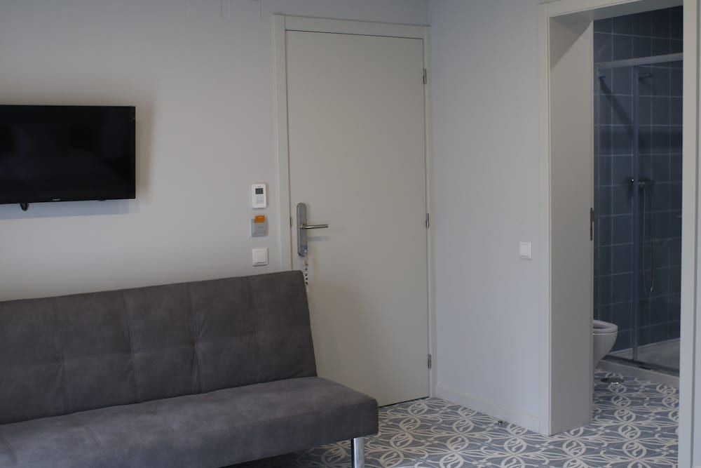 Royal Beach Hostel & Suites Triple Room 5