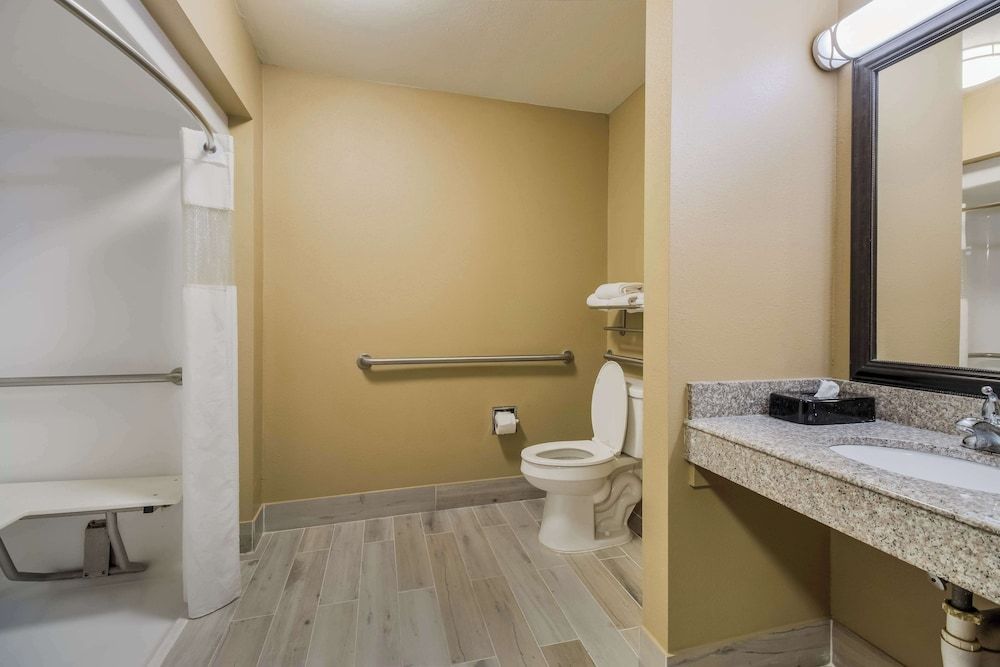 Best Western Temple Inn & Suites Standard Room, 1 King Bed, Accessible, Refrigerator & Microwave 4