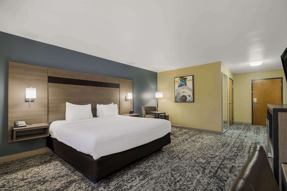 Best Western Temple Inn & Suites Standard Room, 1 King Bed, Accessible, Refrigerator & Microwave 3