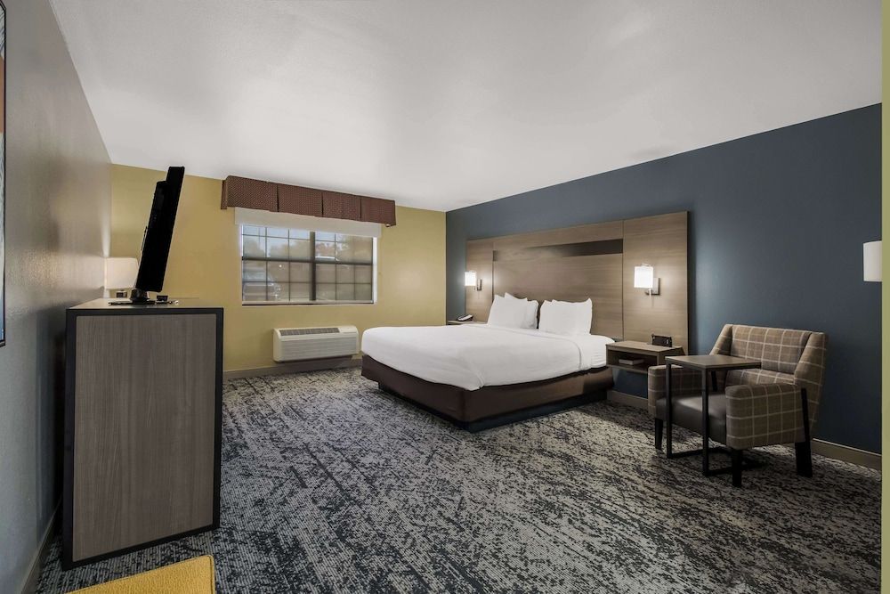 Best Western Temple Inn & Suites Standard Room, 1 King Bed, Accessible, Refrigerator & Microwave