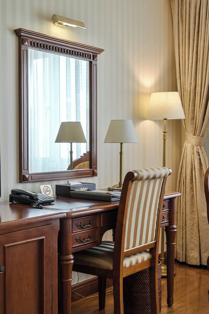 Hotel Grand Saigon Premium Deluxe King 6