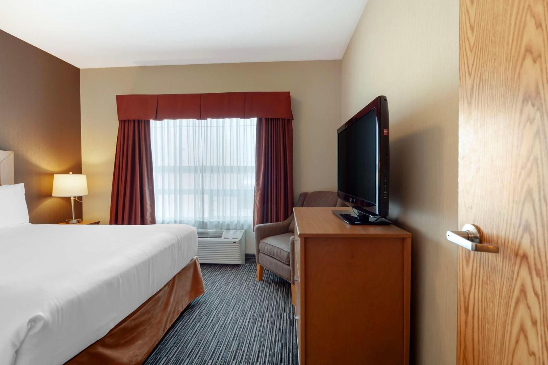 Queen suite with Kitchenette - Non-Smoking