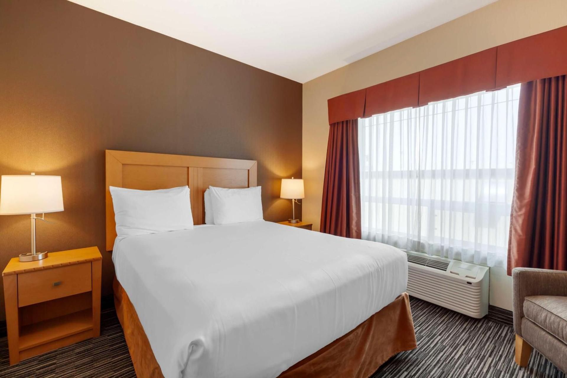 Queen suite with Kitchenette - Non-Smoking