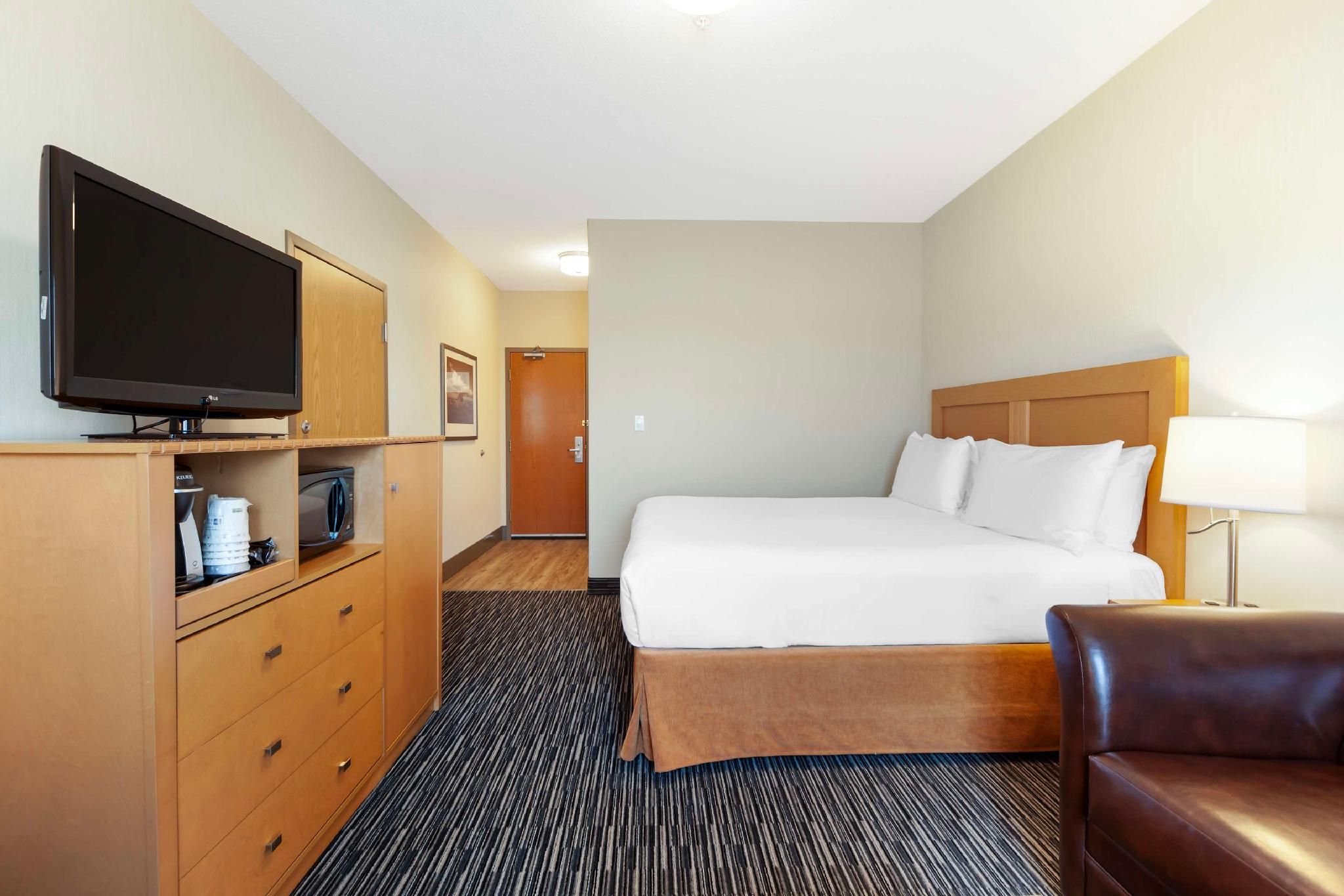 1 King Bed, Nonsmoking, Sofabed