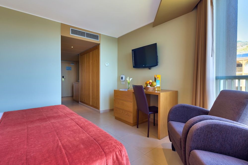 Classic Twin Room, Partial Sea View