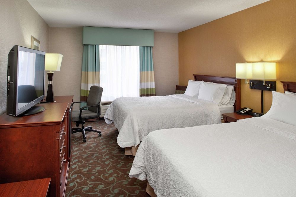 undefined Hampton Inn & Suites by Hilton Toronto Airport 4