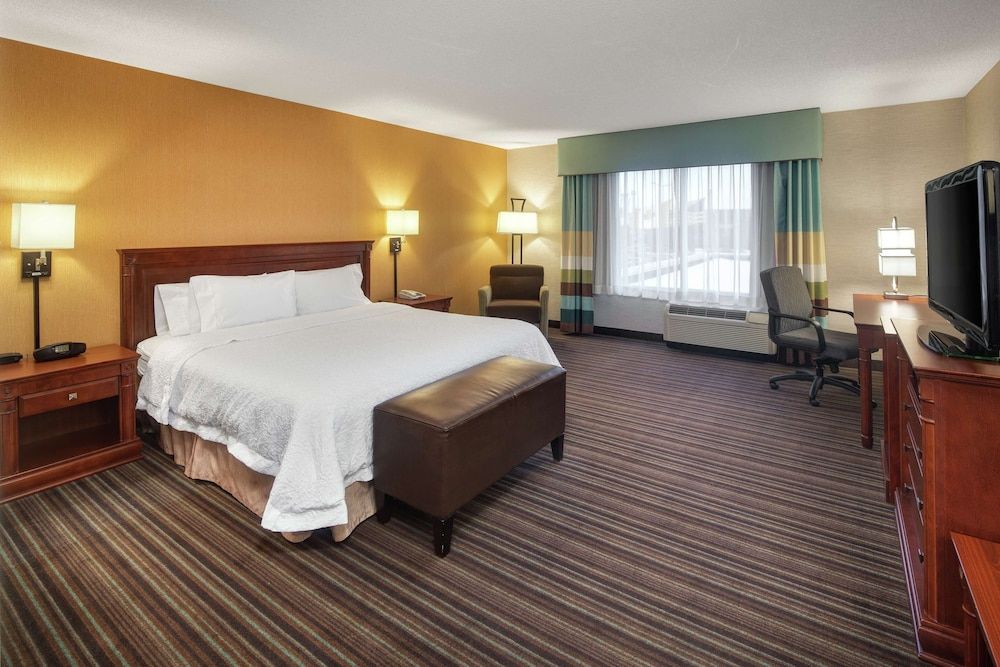 Hampton Inn & Suites by Hilton Toronto Airport Room, 1 King Bed, Accessible, Non Smoking