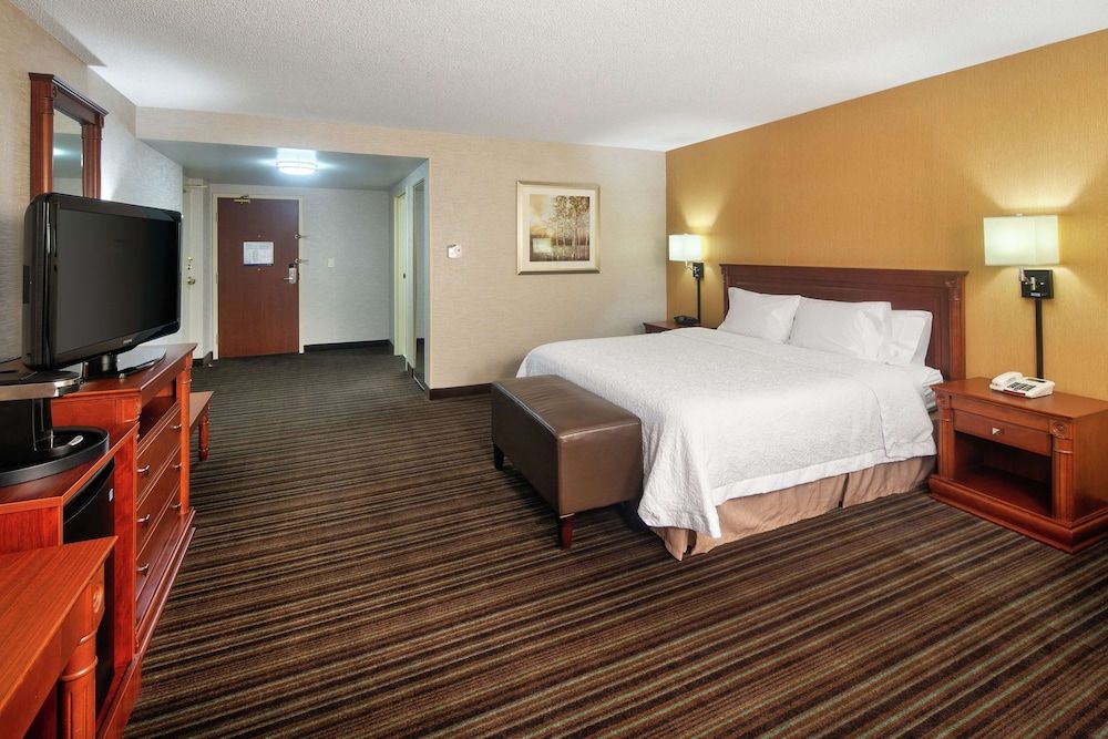Hampton Inn & Suites by Hilton Toronto Airport Room, 1 King Bed, Accessible, Non Smoking 2