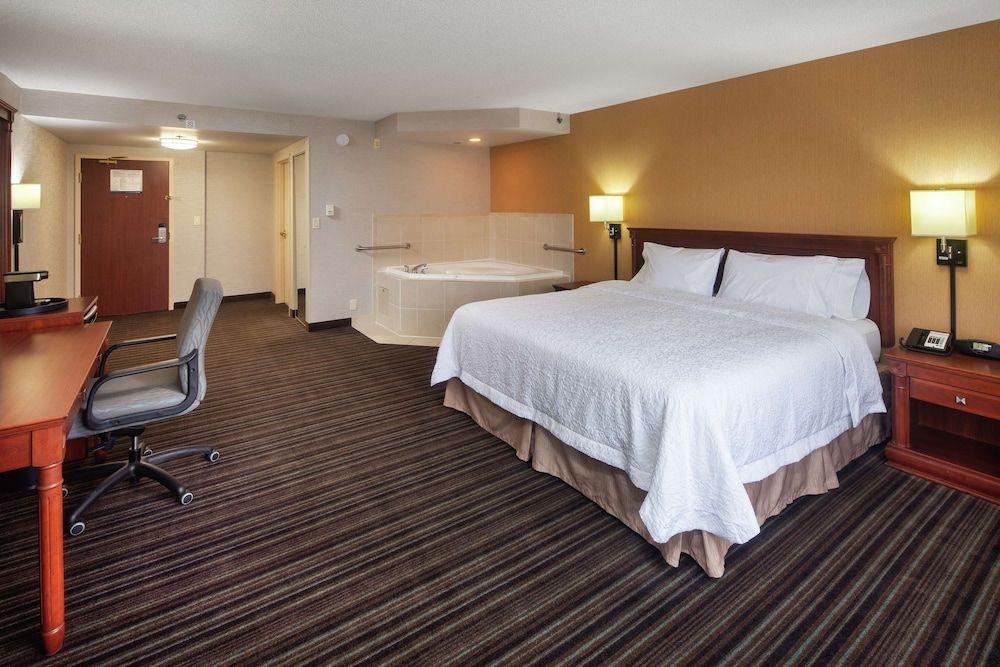 undefined Hampton Inn & Suites by Hilton Toronto Airport 3