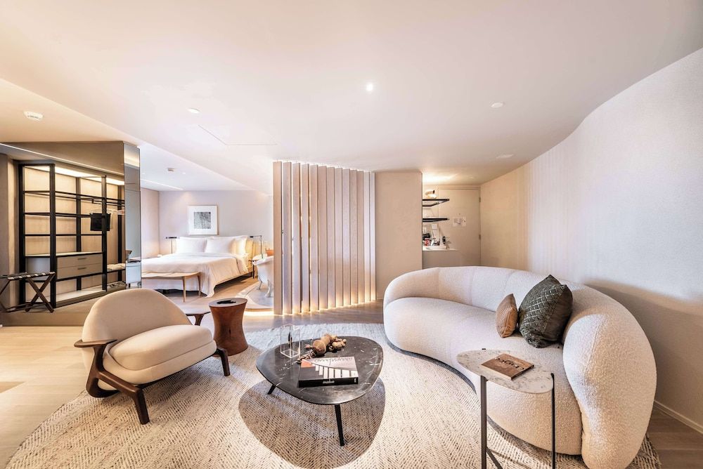 undefined Hotel Unique 3
