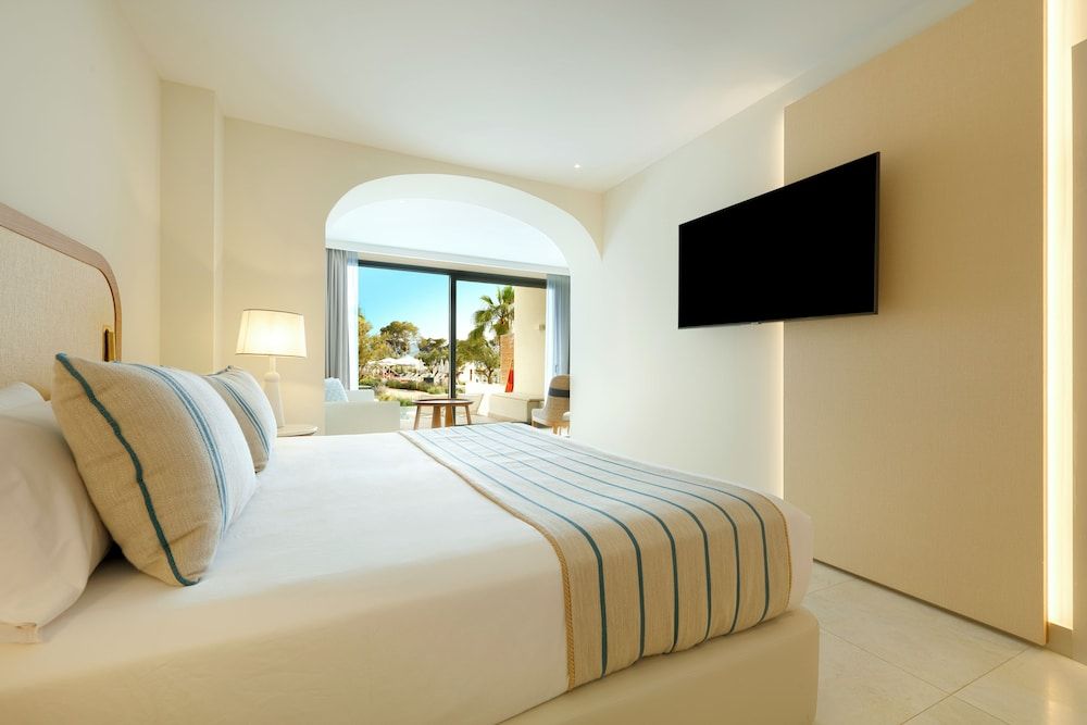 Junior Suite (Signature Level, Swim up) - Club Access Included