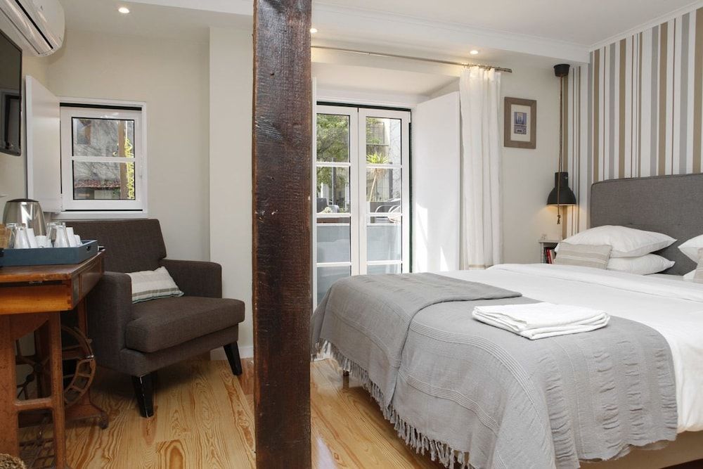 Flores Guest House Comfort Double or Twin Room 18