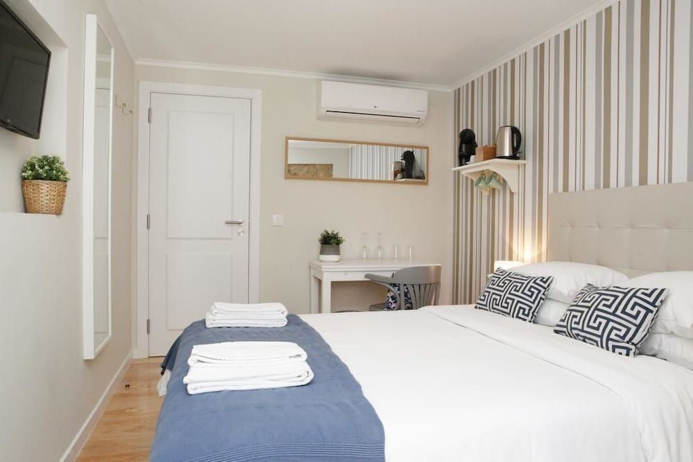 Flores Guest House Basic Double Room 4