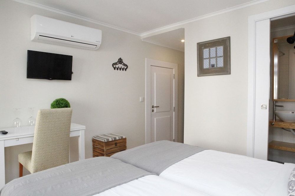 Flores Guest House Comfort Double or Twin Room 15