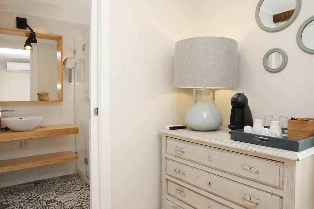 Flores Guest House Basic Double Room 8