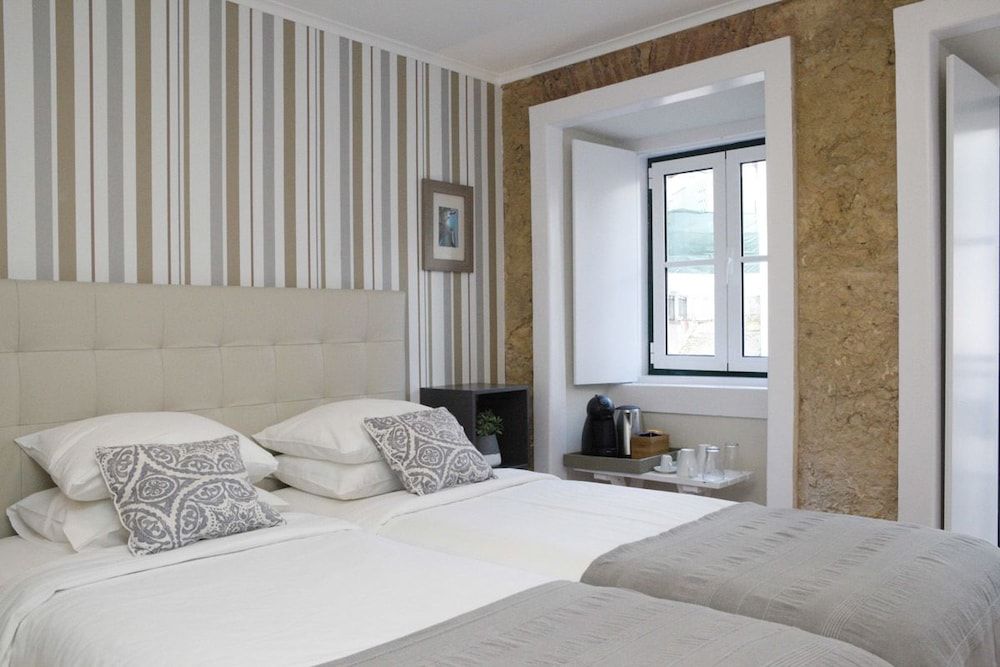 Flores Guest House Comfort Double or Twin Room 5