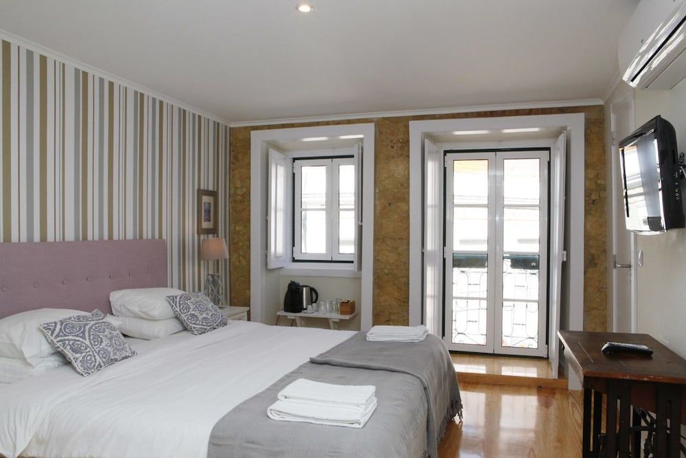 Flores Guest House Comfort Double or Twin Room 6