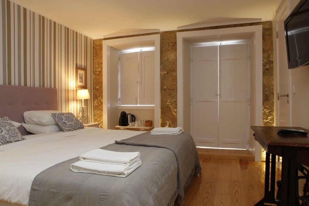 Flores Guest House Comfort Double or Twin Room 11