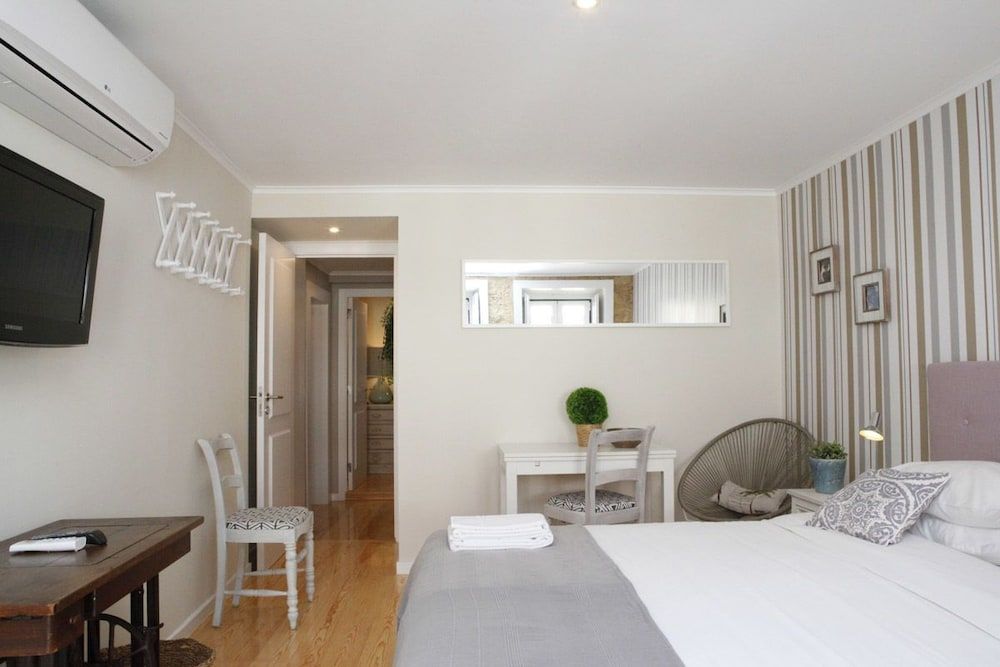 Flores Guest House Comfort Double or Twin Room 10