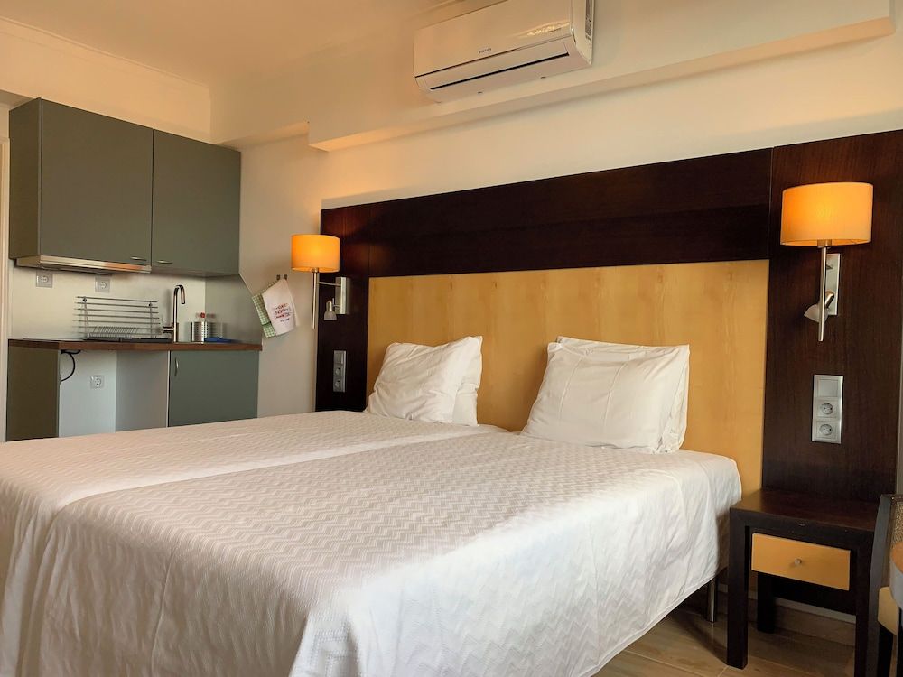 Discovery Apartment Carnaxide Business Studio Suite, 2 Twin Beds, Non Smoking, City View