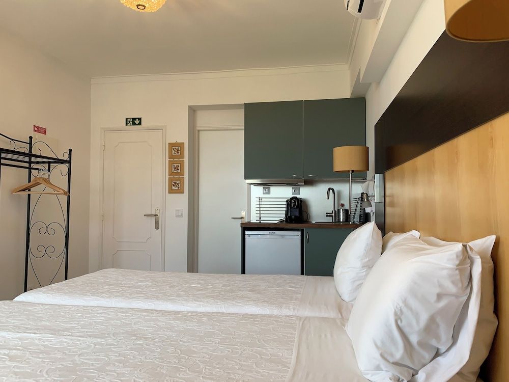 Discovery Apartment Carnaxide Business Studio Suite, 2 Twin Beds, Non Smoking, City View 3