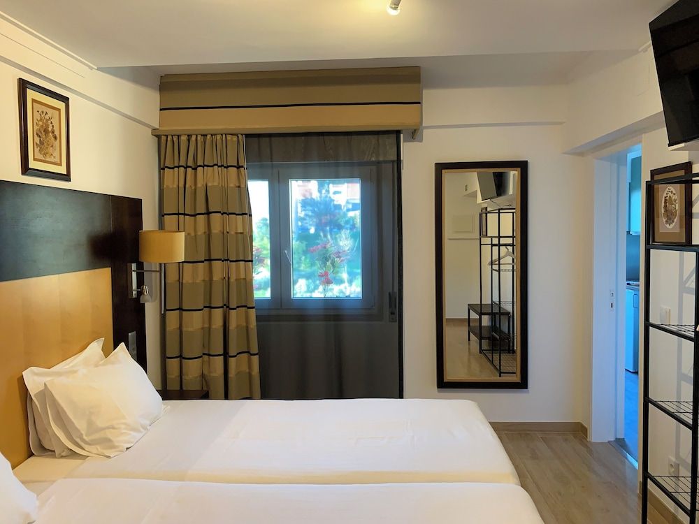 Discovery Apartment Carnaxide Business Studio Suite, 2 Twin Beds, Non Smoking, City View 12