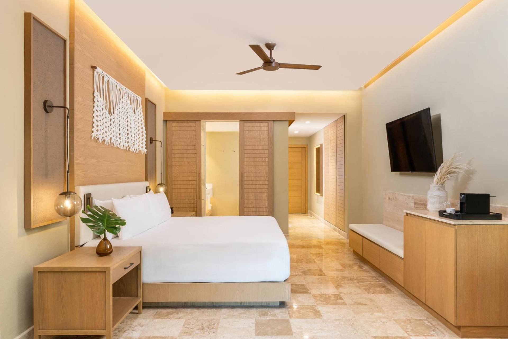 King Junior Suite with Swim-Out and Pool View