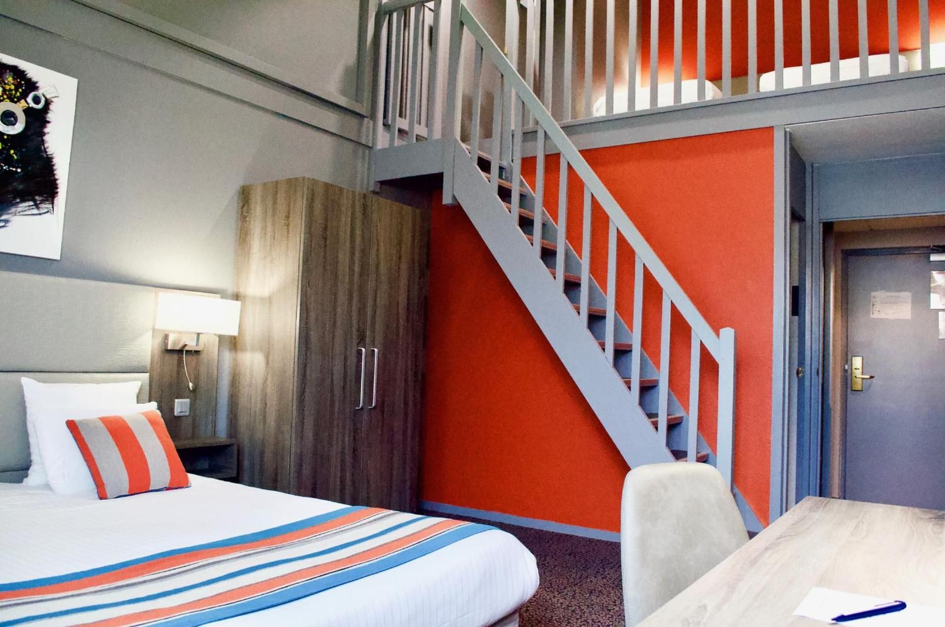 Quadruple Room with 1 Double and 2 Single Beds