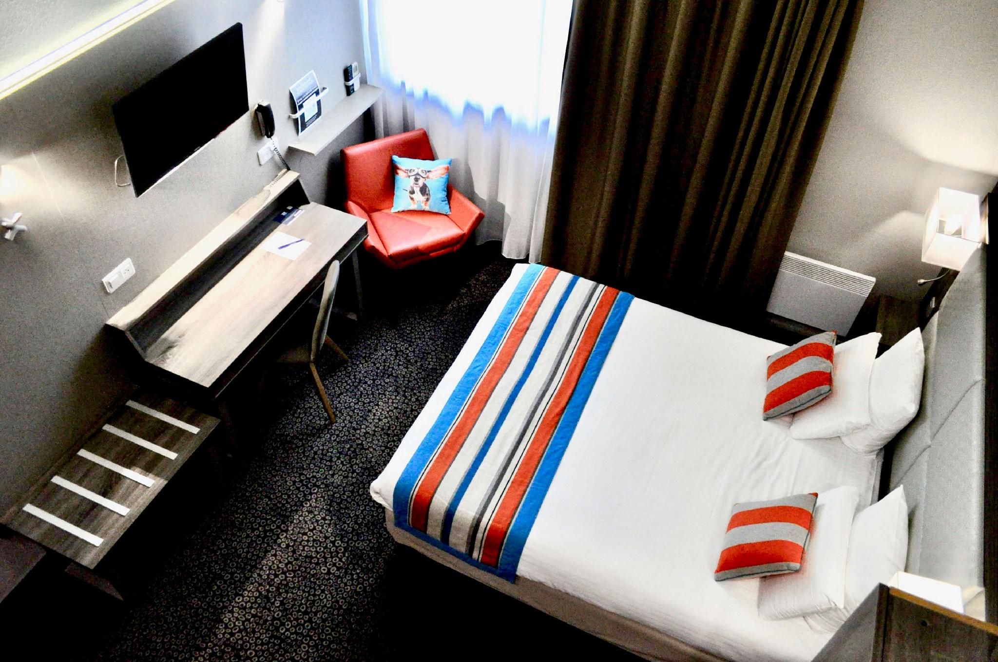 Standard Room - 1 Queen Bed 2 Single Beds