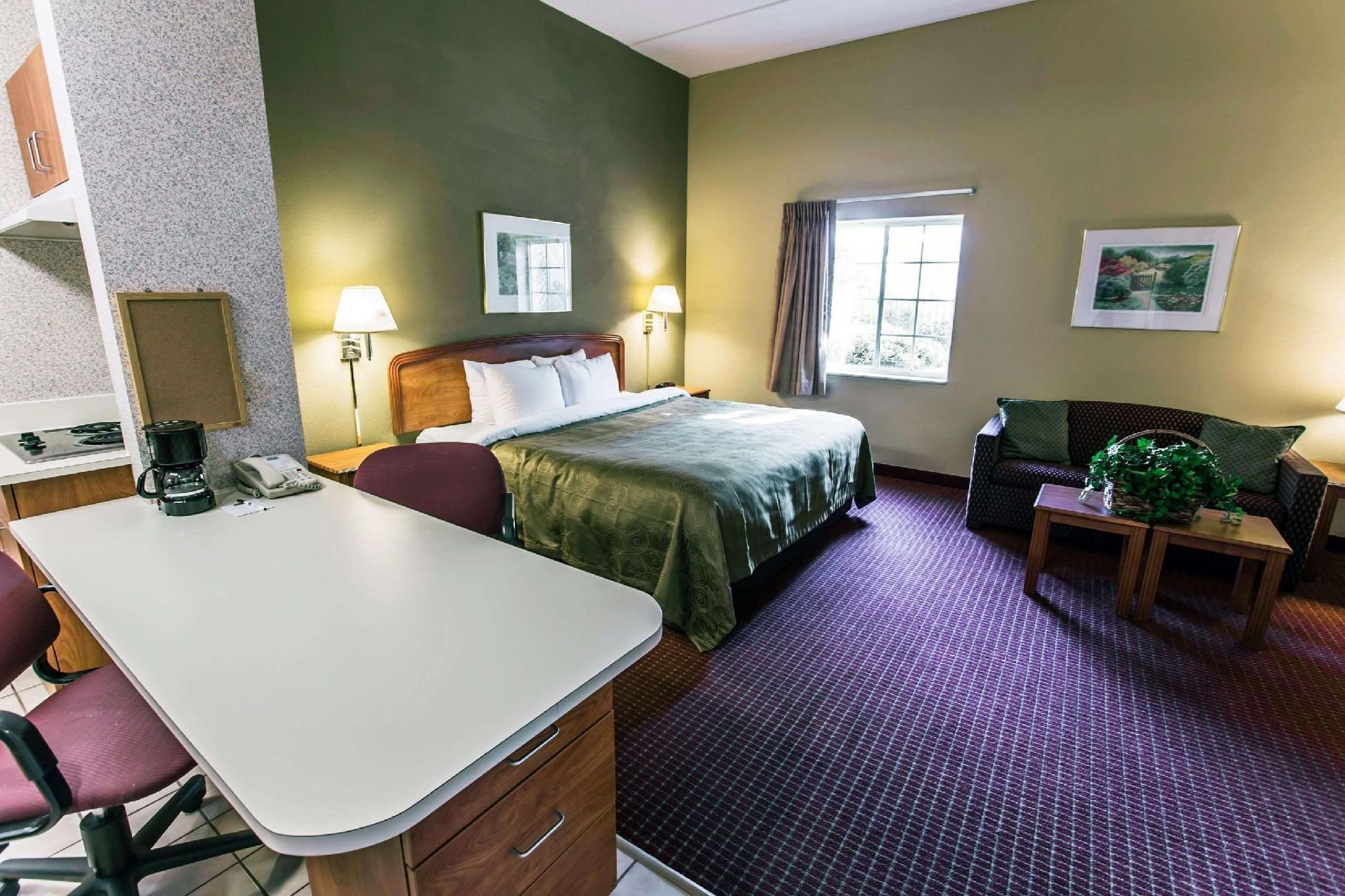 1 King Bed, Suite, Smoking