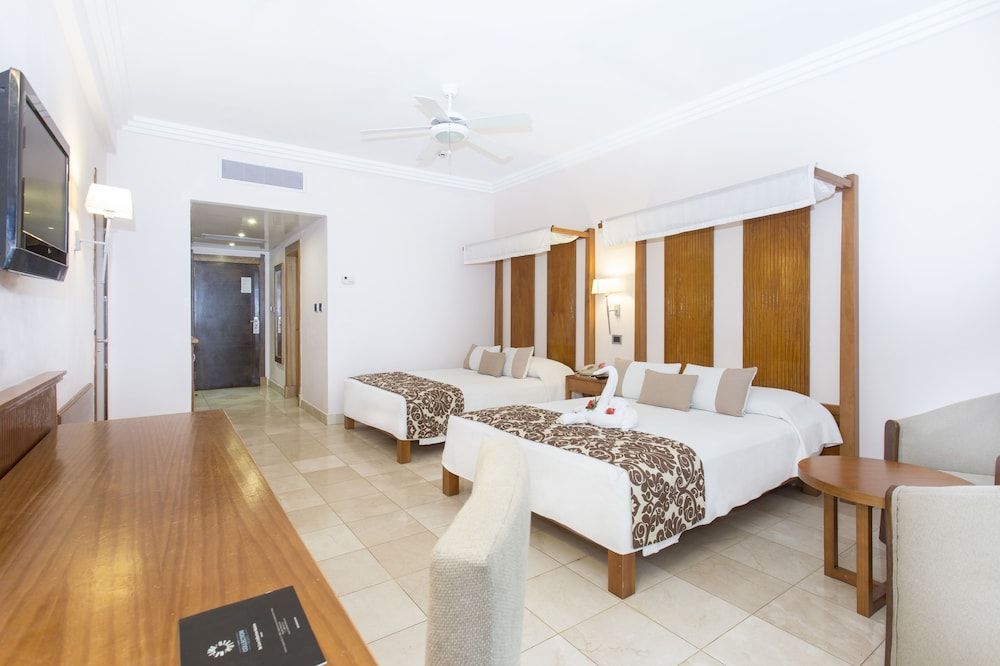 Superior Room, Pool View