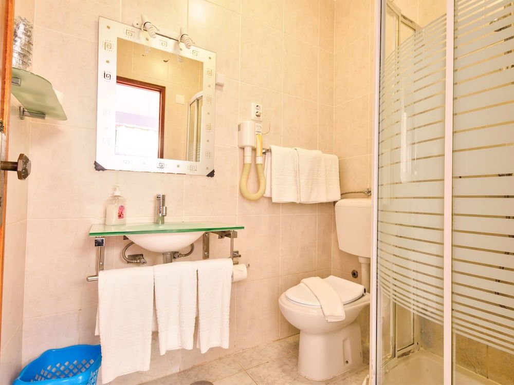 Hotel Palmeira Quadruple Room, Private Bathroom 2