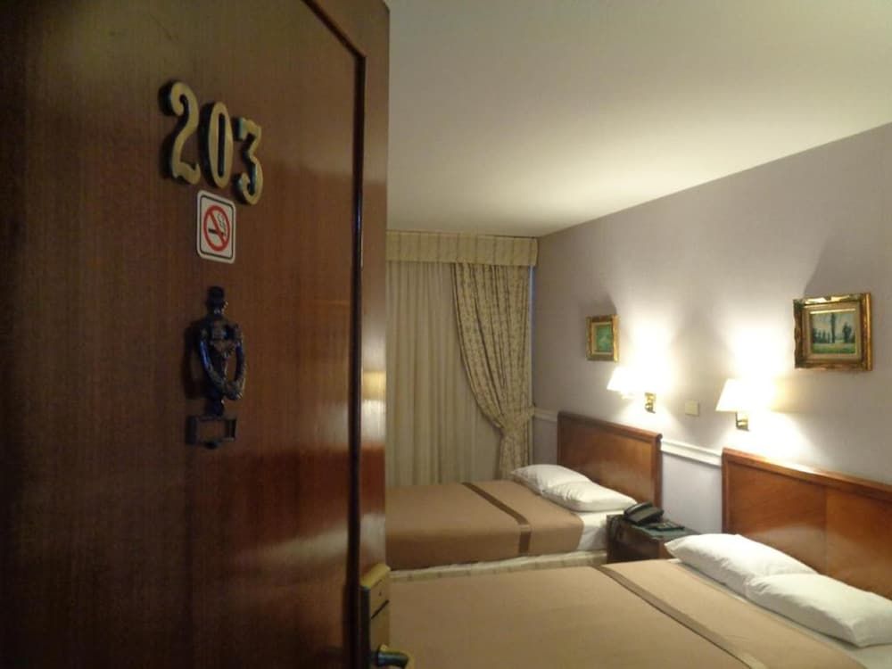 Premier Hill Twin Room 2