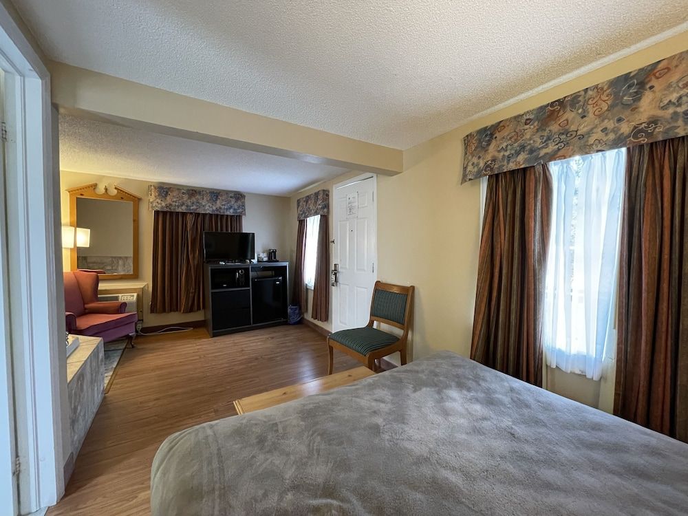 Suite, 1 Queen Bed, Non Smoking (Cottage)