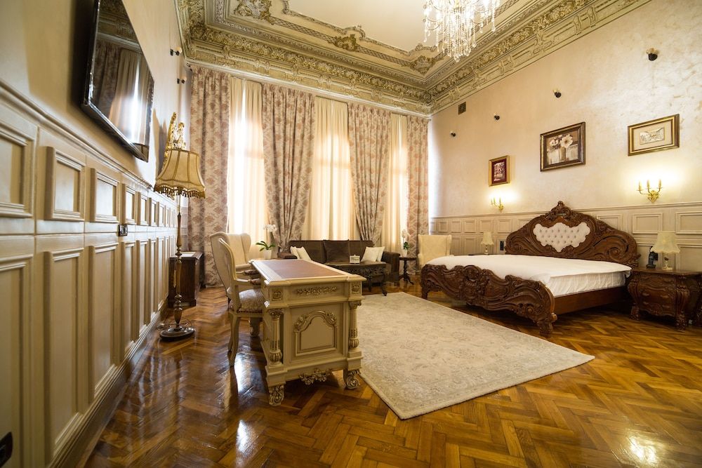 Deluxe Suite, King and Sofa Bed, City View
