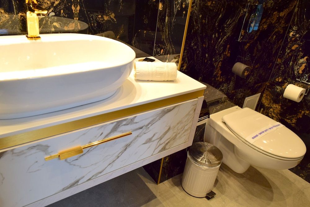 Hotel Boutique 5 Continents Business Suite, 1 King Bed with Sofa bed, Ensuite 12