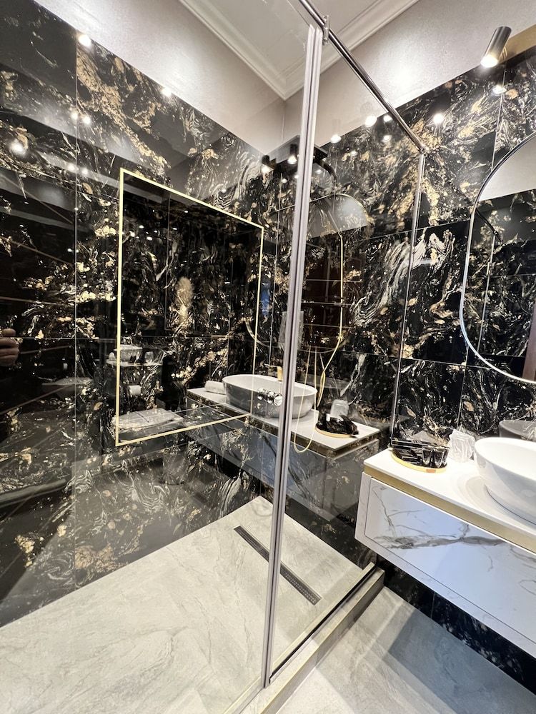 Hotel Boutique 5 Continents Business Suite, 1 King Bed with Sofa bed, Ensuite 11