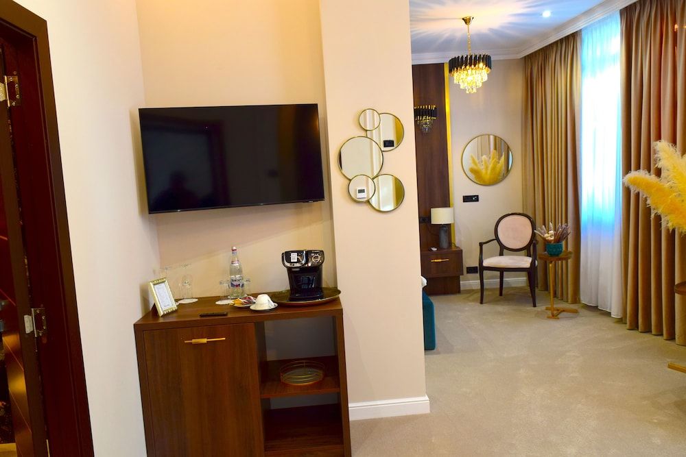 Hotel Boutique 5 Continents Business Suite, 1 King Bed with Sofa bed, Ensuite 20