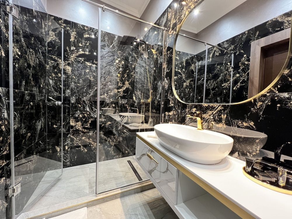 Hotel Boutique 5 Continents Business Suite, 1 King Bed with Sofa bed, Ensuite 8