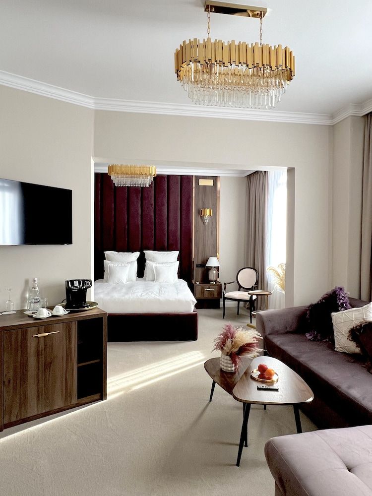 Hotel Boutique 5 Continents Business Suite, 1 King Bed with Sofa bed, Ensuite 6